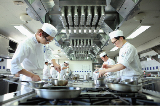 사진= 르 꼬르동 블루-숙명 아카데미 학생들의 교육 모습 (LBI코리아. 제공)